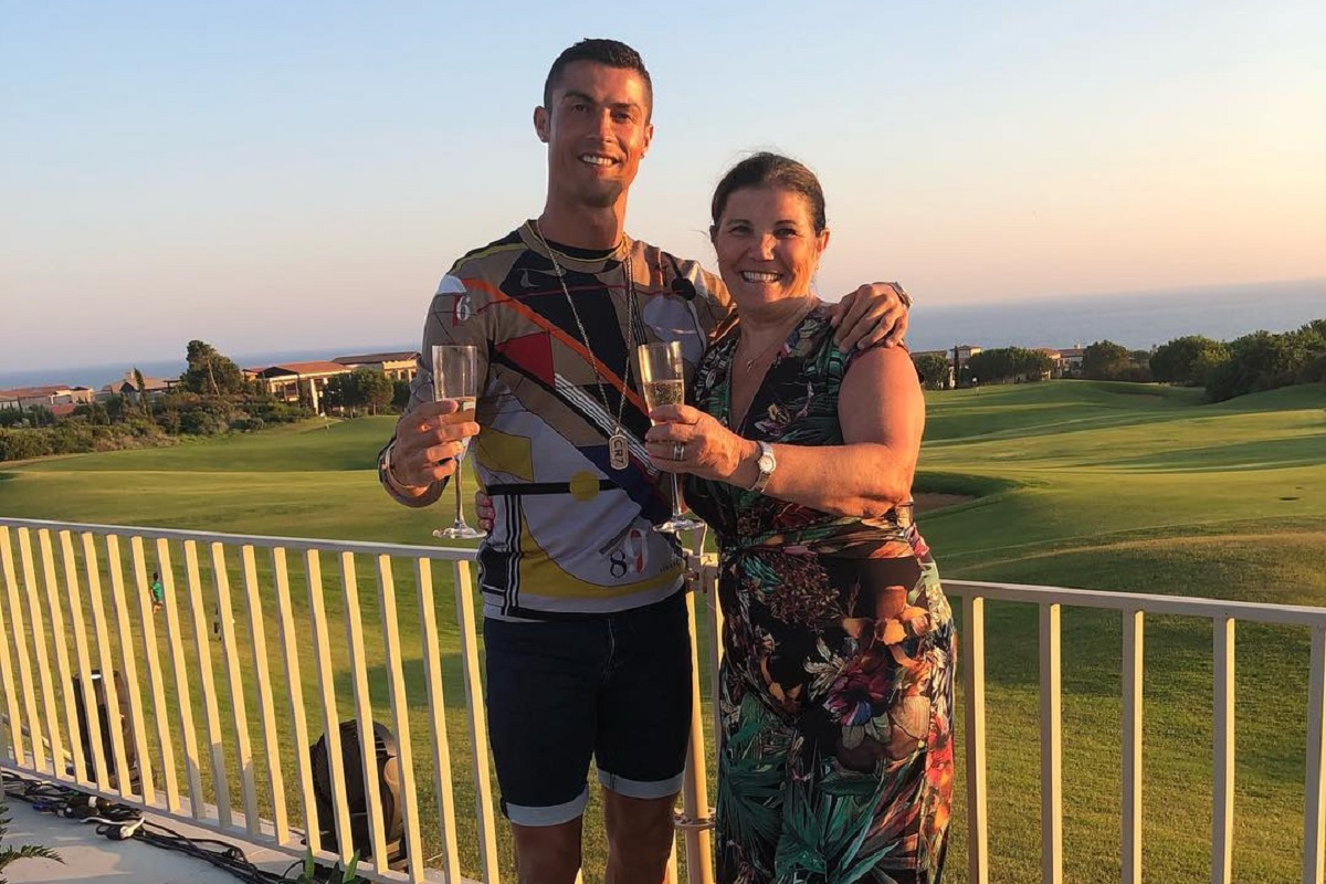 Cristiano Ronaldo Dolores Aveiro Ronaldo Compensa Ausência No Natal Com Cheque Oferecido A Dolores