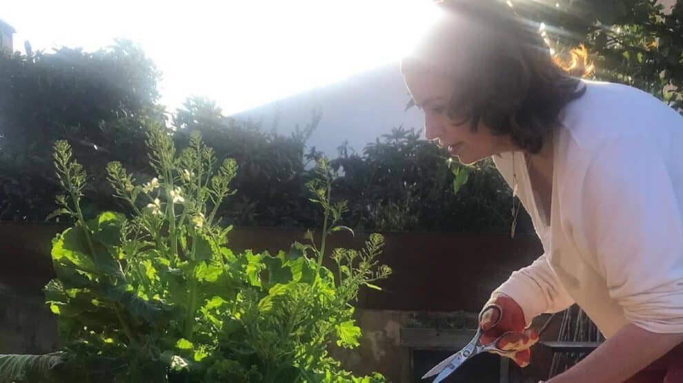 Bárbara Guimarães trata da horta e é "corrigida"